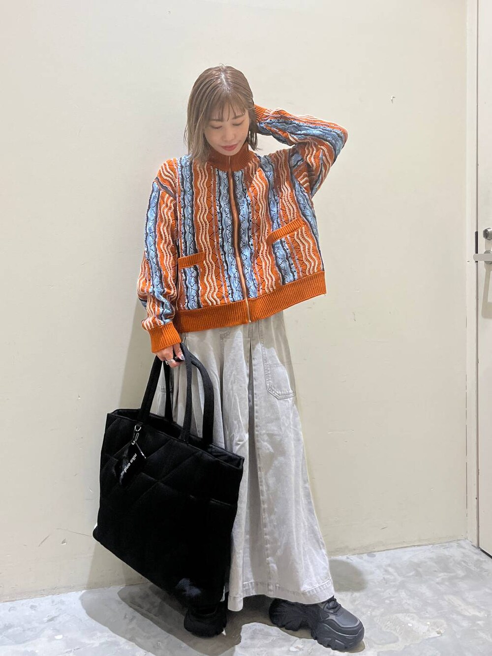 グレー系のその他パンツ、ブラック系のトートバッグを着用したレディースの夏コーディネートの4枚目の写真