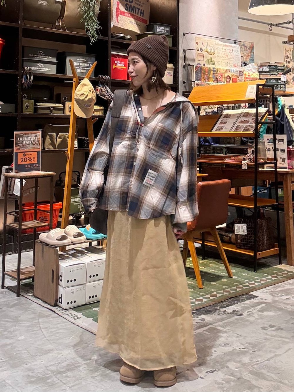 ブラウン系のショルダーバッグ、イエロー系のモカシン/デッキシューズ、ブラウン系のニットキャップ/ビーニーを着用したレディースの秋コーディネートの6枚目の写真