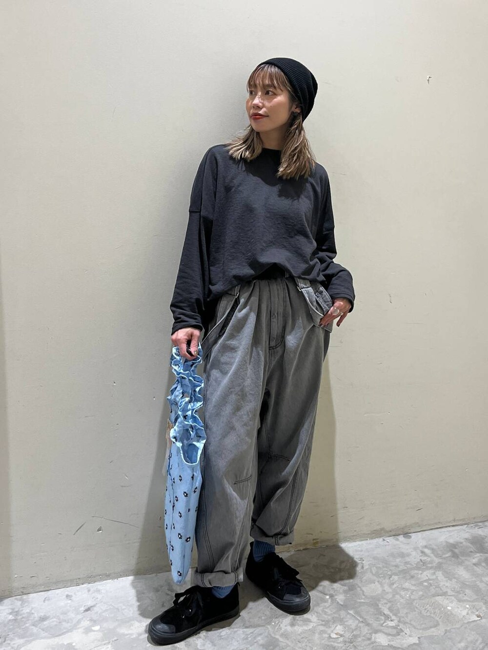 ブルー系のトートバッグ、その他のその他パンツ、グレー系のTシャツ/カットソーを着用したレディースの春コーディネートの3枚目の写真