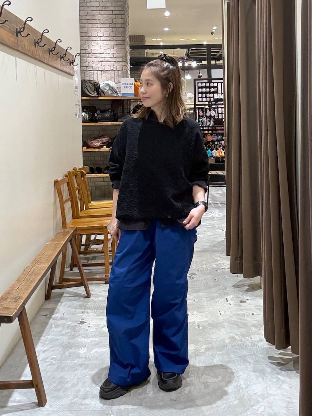 ブラック系のTシャツ/カットソー、ブルー系のその他パンツを着用したレディースの春コーディネートの2枚目の写真