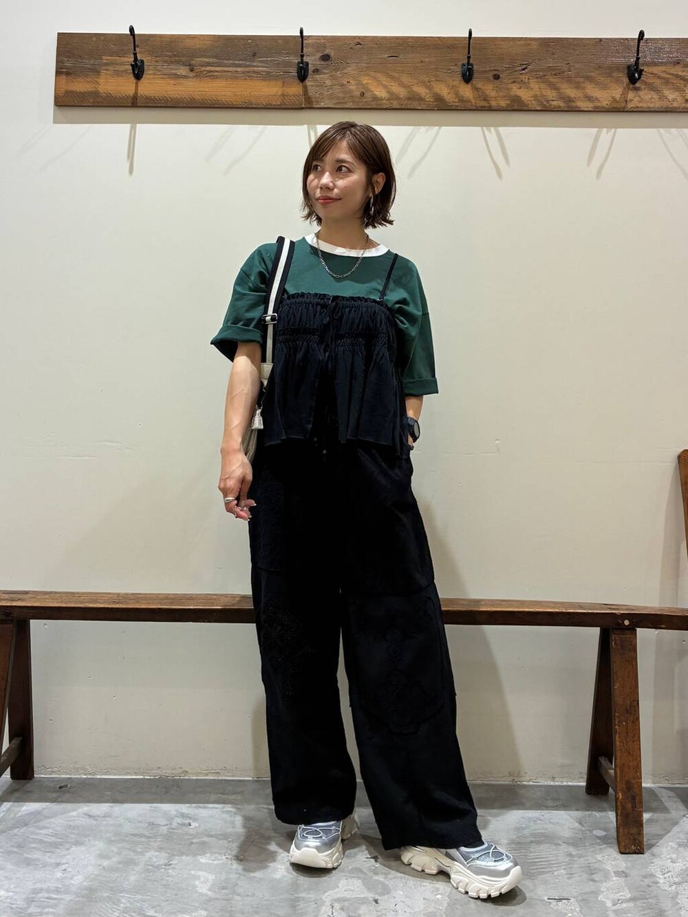 シルバー系のスニーカー、ブラック系のその他パンツ、グリーン系のTシャツ/カットソーを着用したレディースの夏コーディネートの5枚目の写真