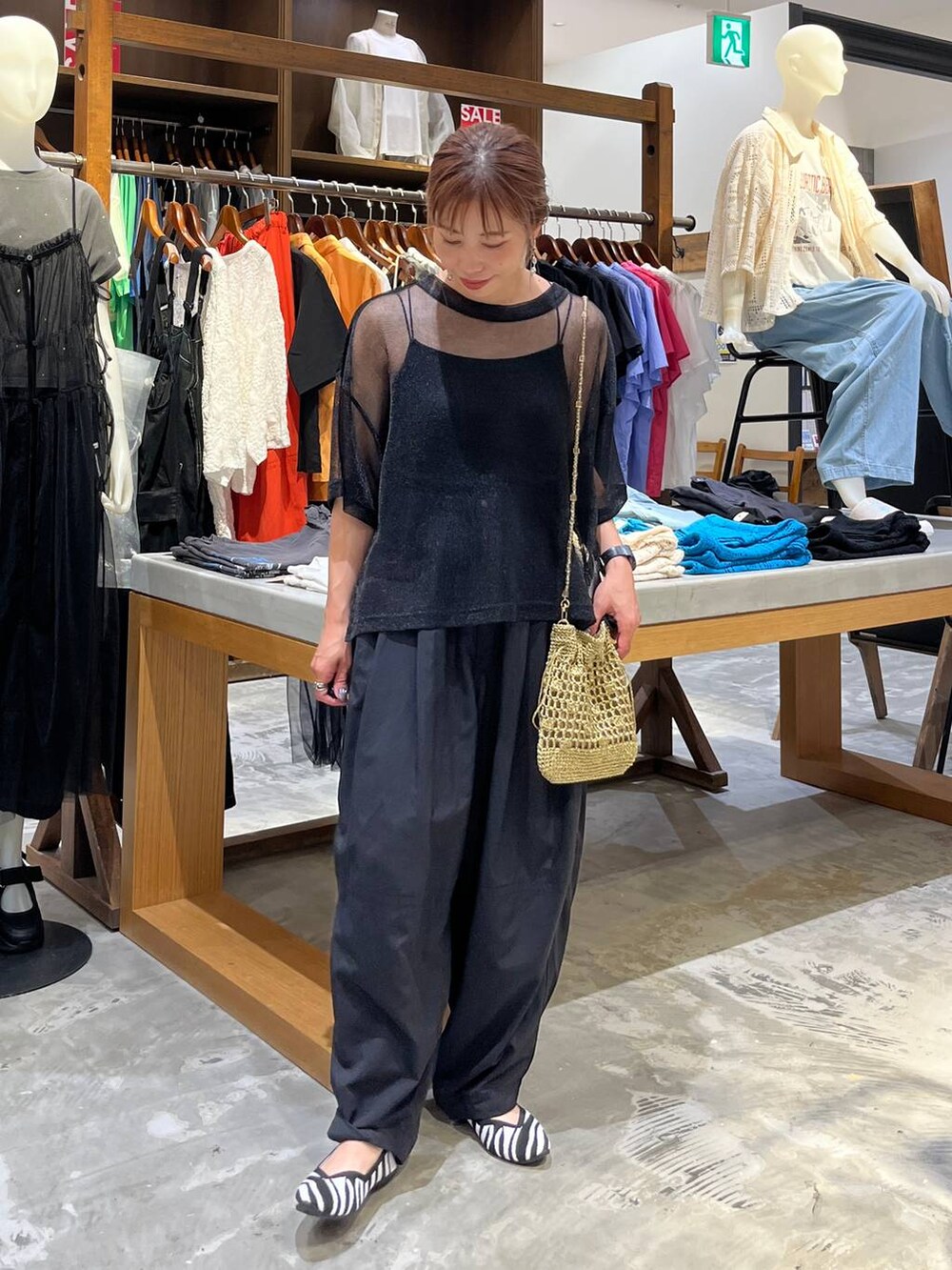 イエロー系のショルダーバッグ、ブラック系のその他パンツ、その他のパンプスを着用したレディースの夏コーディネートの4枚目の写真