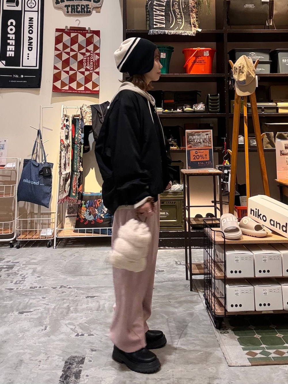ベージュ系のショルダーバッグ、ブラック系のカーディガン/ボレロ、ピンク系のその他パンツを着用したレディースの秋コーディネートの6枚目の写真