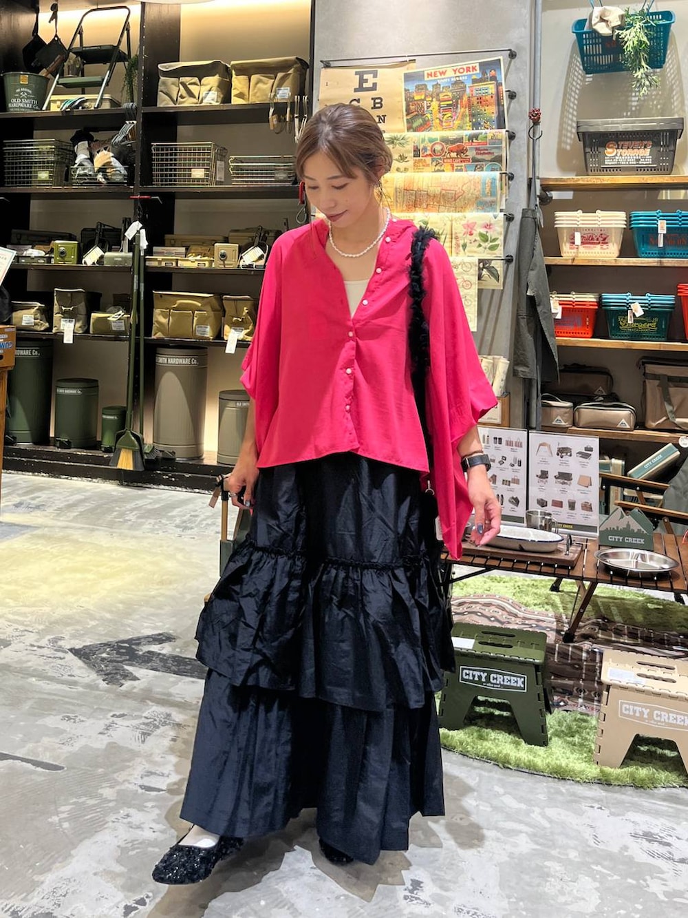 ブラック系のバレエシューズ、ブラック系のスカート、ベージュ系のキャミソールを着用したレディースの夏コーディネートの2枚目の写真
