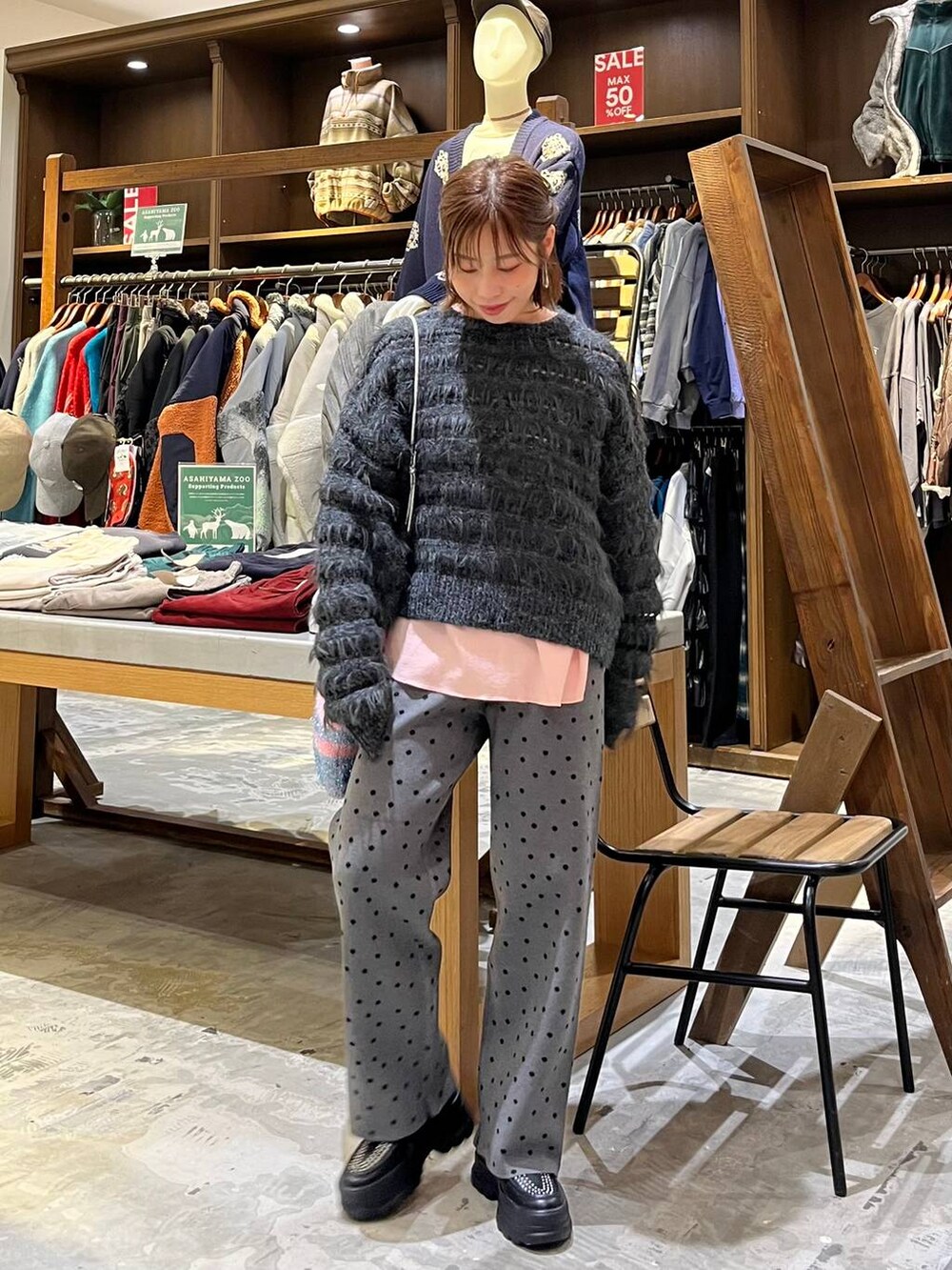 グレー系のその他パンツ、ピンク系のTシャツ/カットソー、ブラック系のその他シューズを着用したレディースの冬コーディネートの3枚目の写真