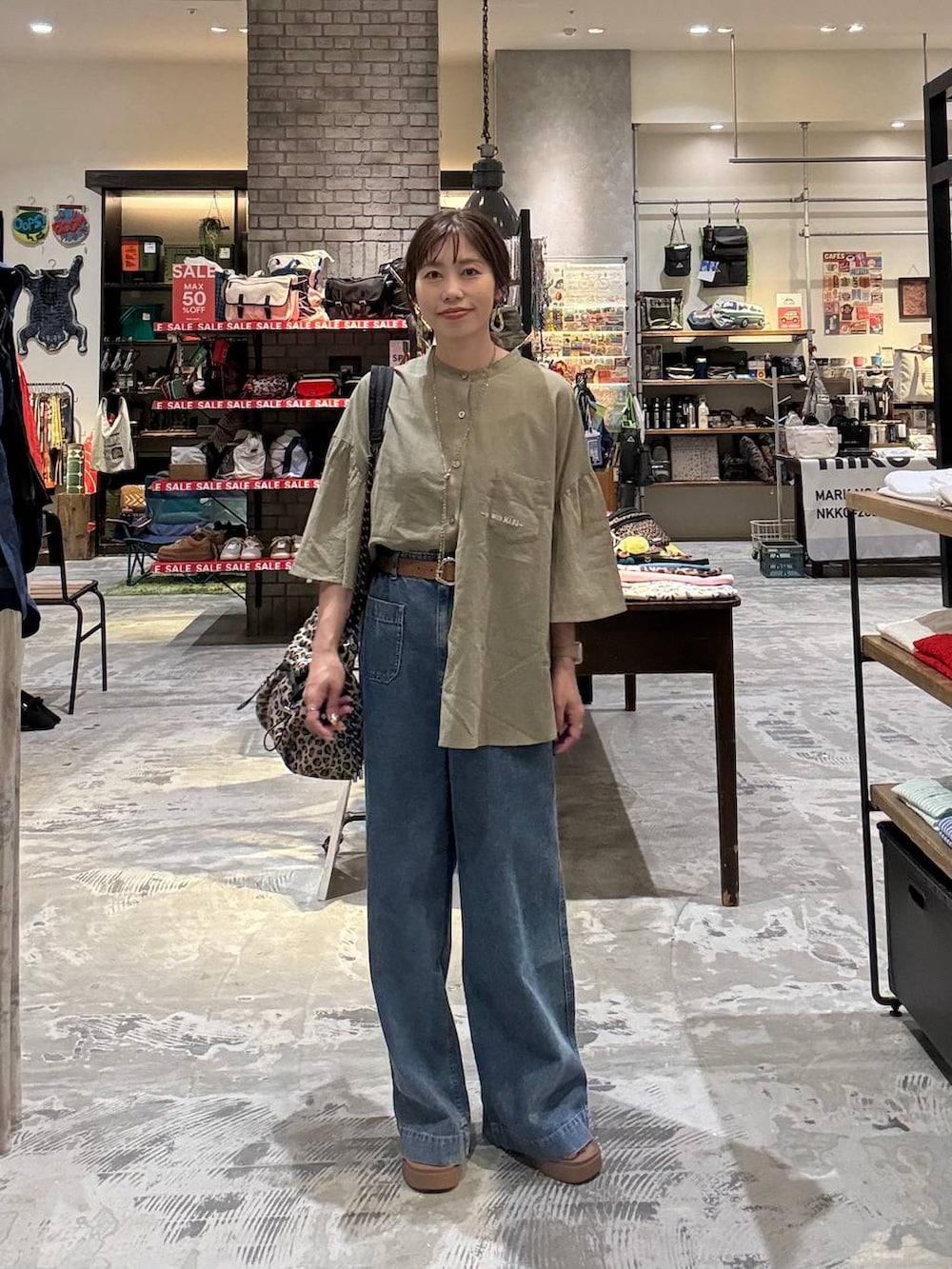 ブラック系のサンダル、ブルー系のその他パンツ、その他のショルダーバッグを着用したレディースの夏コーディネートの5枚目の写真