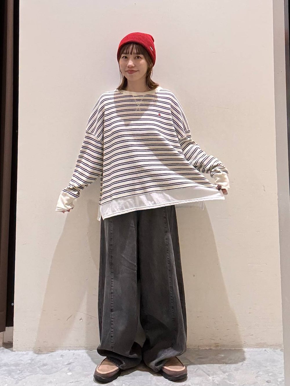ベージュ系のTシャツ/カットソー、グレー系のデニムパンツ、ベージュ系のその他シューズを着用したレディースの秋コーディネートの4枚目の写真