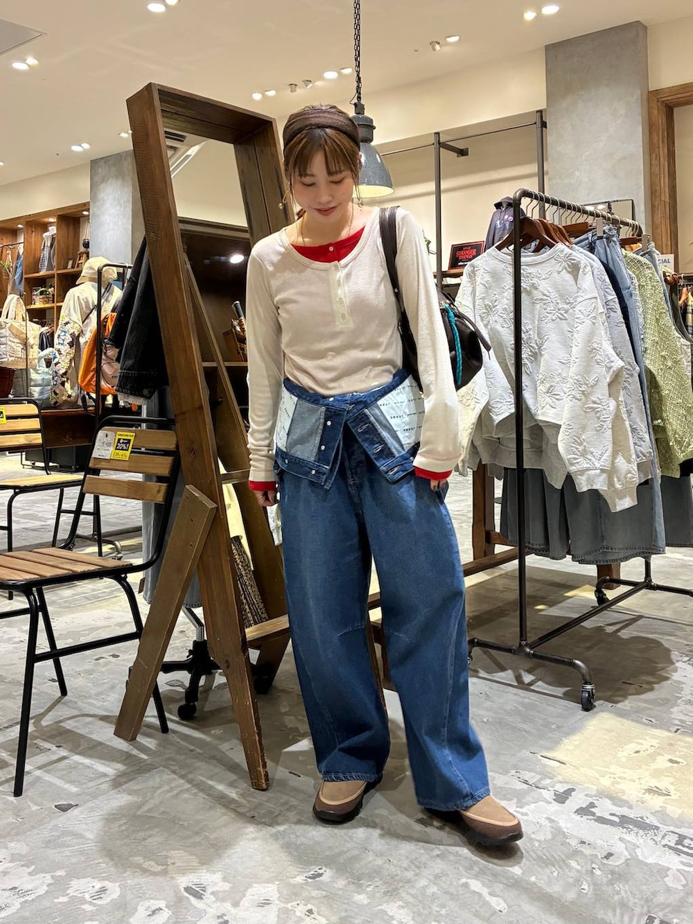 ブラウン系のボストンバッグ、ベージュ系のTシャツ/カットソー、ブルー系のサロペット/オーバーオールを着用したレディースの冬コーディネートの10枚目の写真