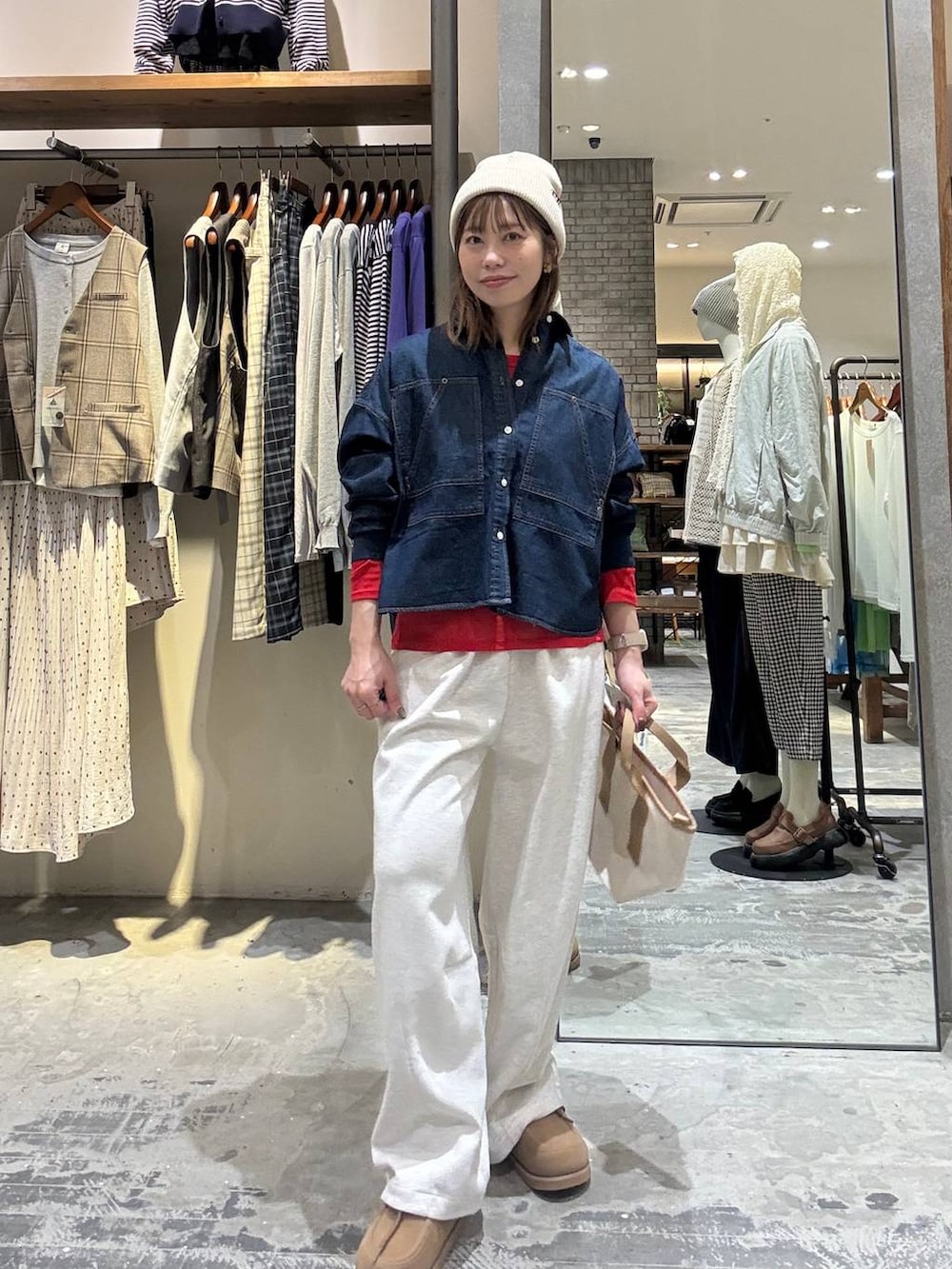 グレー系のスウェットパンツ、レッド系のTシャツ/カットソー、イエロー系のモカシン/デッキシューズを着用したレディースの春コーディネートの3枚目の写真