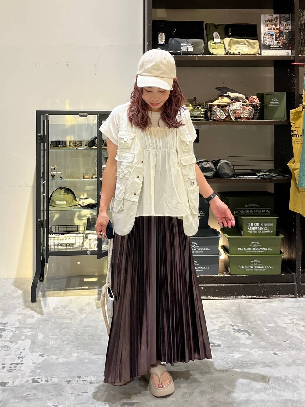 ベージュ系のサンダル、ベージュ系のスカート、ベージュ系のベストを着用したレディースの夏コーディネートの7枚目の写真