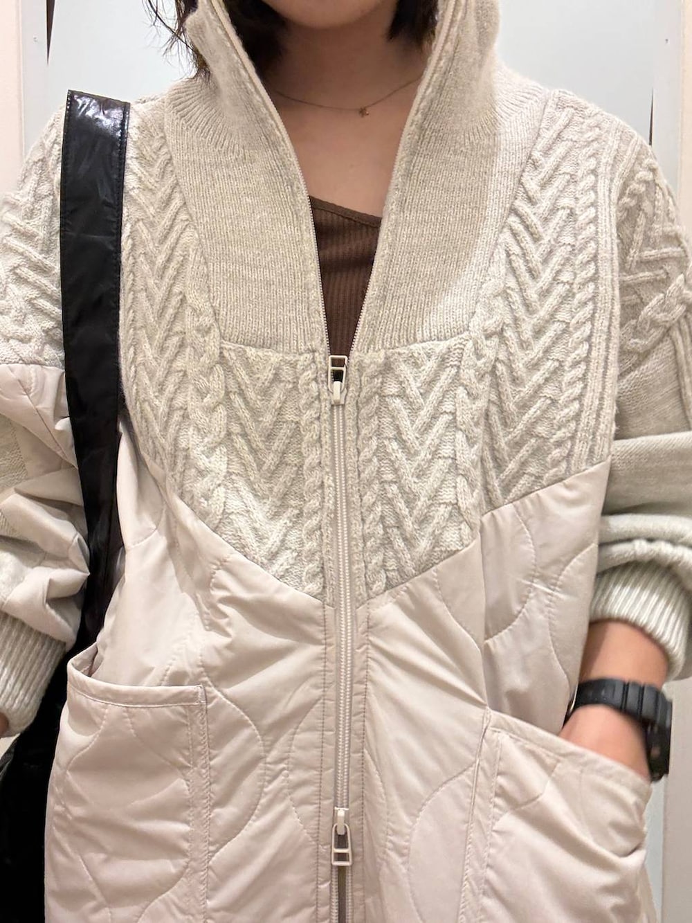 ベージュ系のその他パンツ、ベージュ系のブルゾン、ブラック系のトートバッグを着用したレディースの秋コーディネートの3枚目の写真