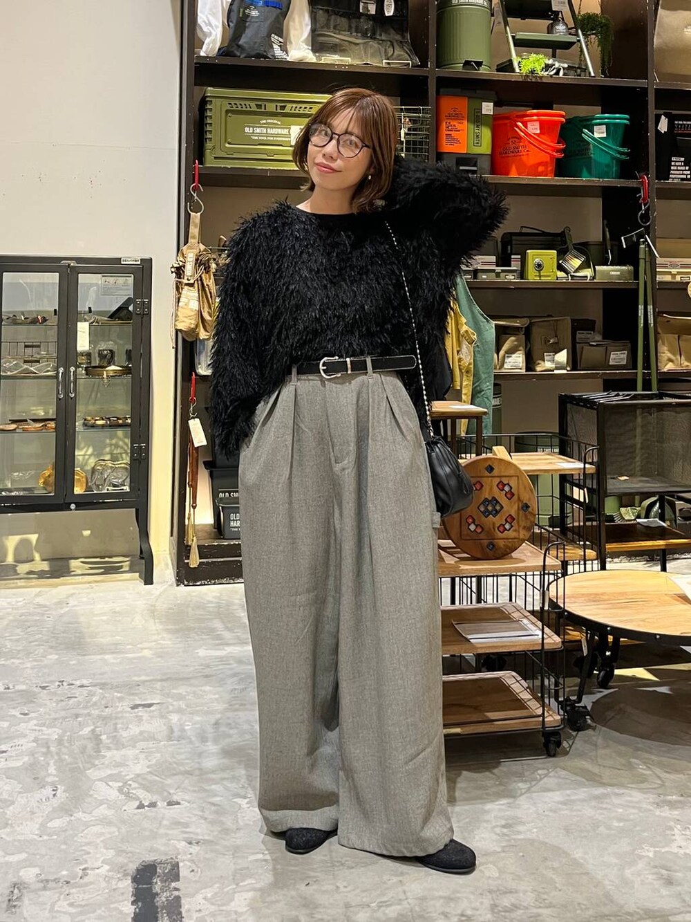 グレー系のその他パンツ、ブラック系のブーツ、ブラック系のショルダーバッグを着用したレディースの冬コーディネートの2枚目の写真