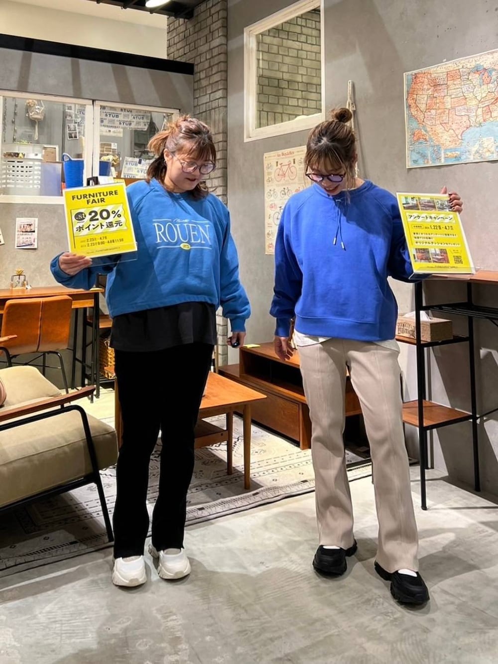 ベージュ系のTシャツ/カットソー、ブラック系のTシャツ/カットソー、ブルー系のスウェットを着用したレディースの春コーディネートの6枚目の写真