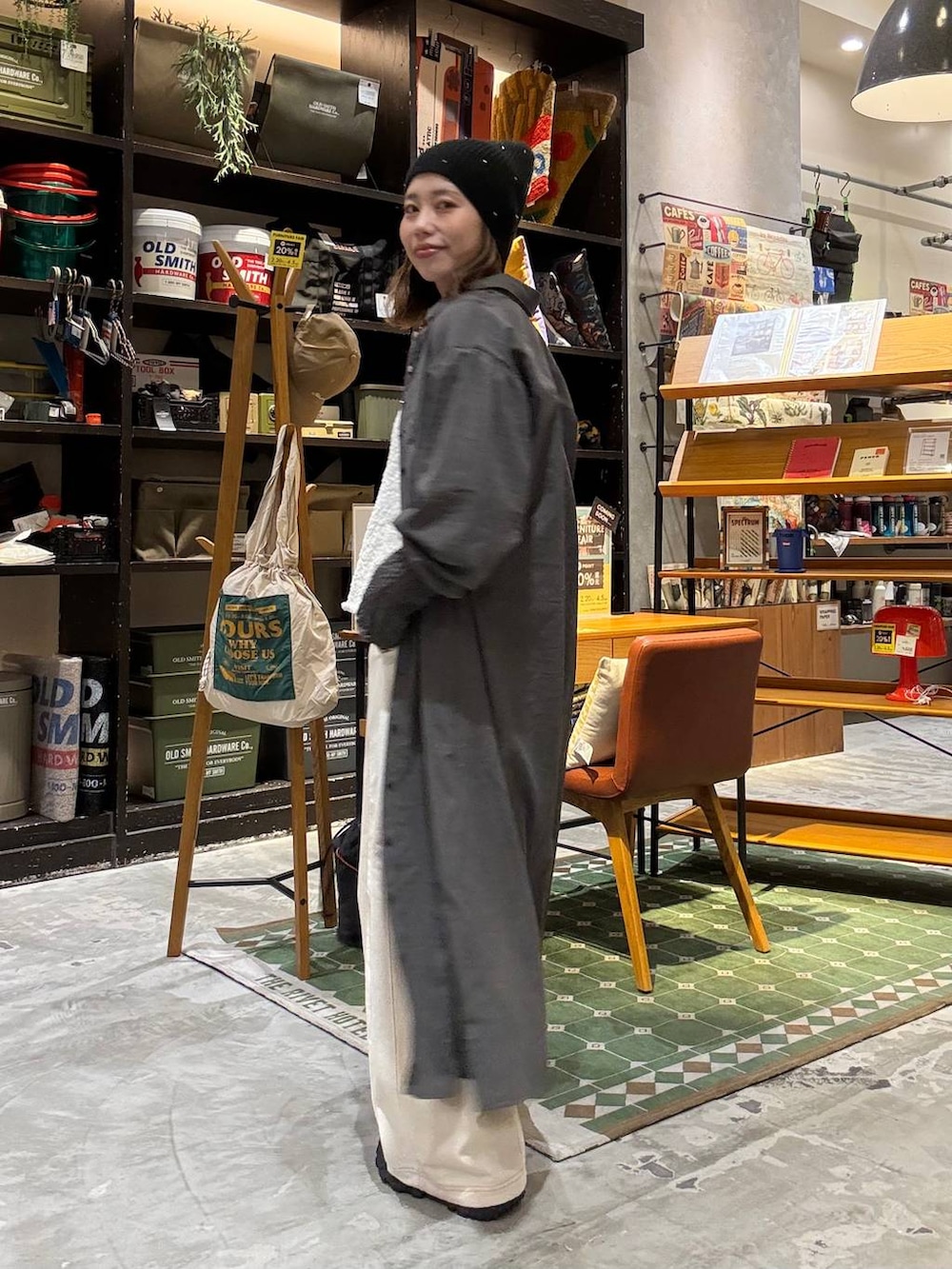 ベージュ系のデニムパンツ、グレー系のスニーカー、ホワイト系のニット/セーターを着用したレディースの冬コーディネートの3枚目の写真