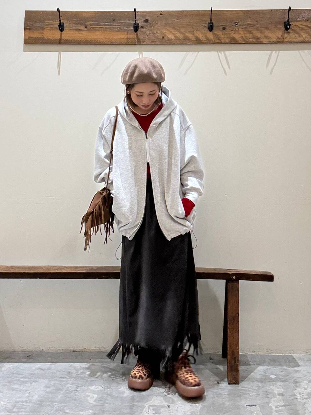 その他のその他シューズ、レッド系のニット/セーター、ブラウン系のショルダーバッグを着用したレディースの秋コーディネートの2枚目の写真