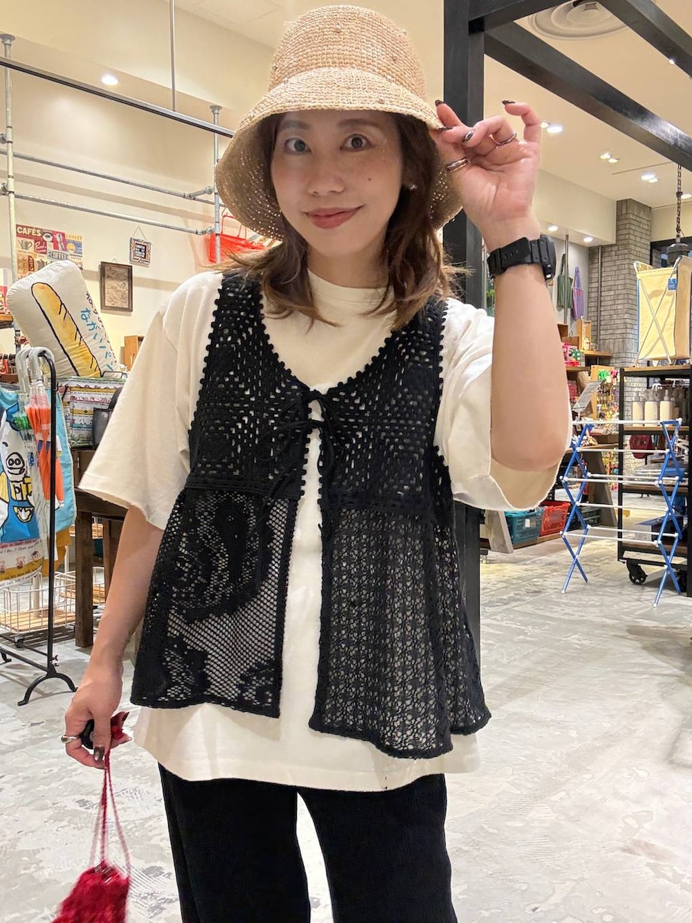 ブラック系のスニーカー、ホワイト系のTシャツ/カットソー、ブラック系のその他パンツを着用したレディースの春コーディネートの7枚目の写真