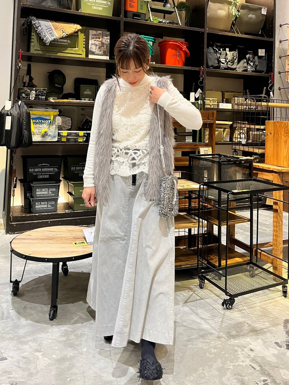 ブラック系のショルダーバッグ、ブラック系のバレエシューズ、ホワイト系のTシャツ/カットソーを着用したレディースの冬コーディネートの6枚目の写真