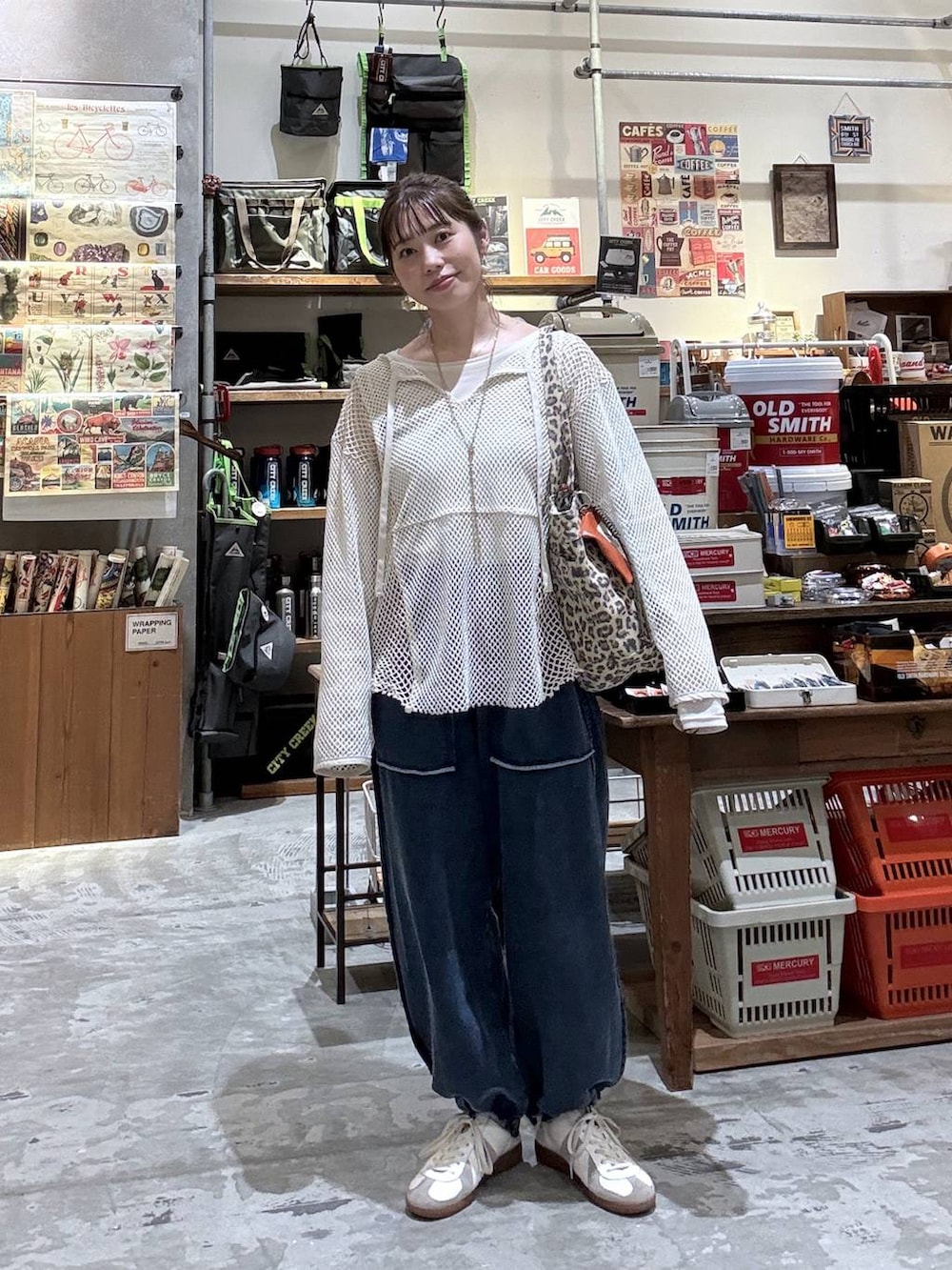 ベージュ系のTシャツ/カットソー、その他のトートバッグ、ホワイト系のTシャツ/カットソーを着用したレディースの春コーディネートの4枚目の写真