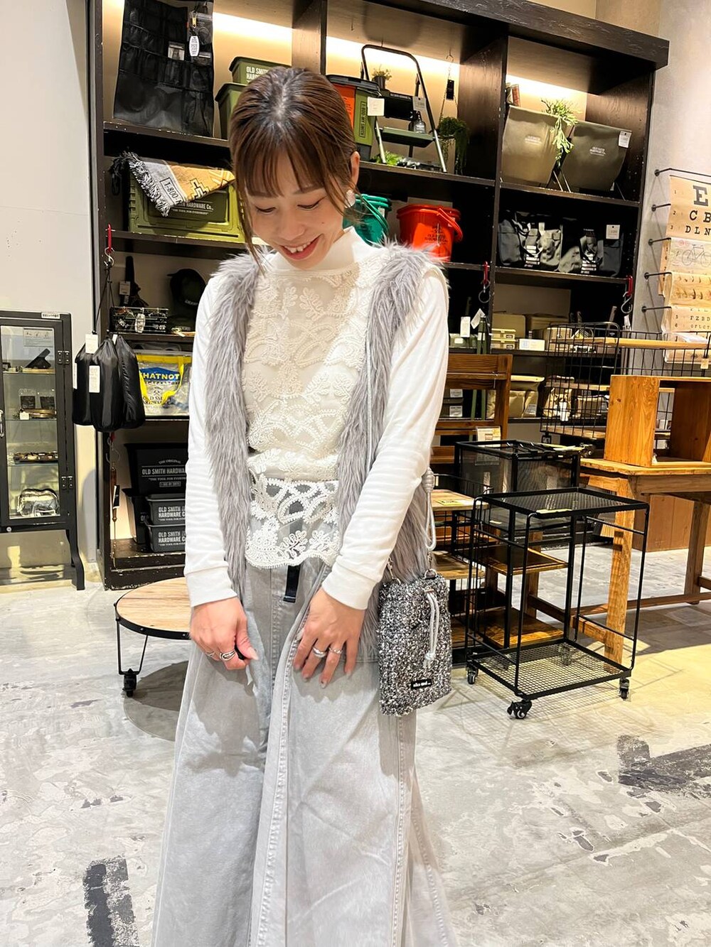 ブラック系のショルダーバッグ、ブラック系のバレエシューズ、ホワイト系のTシャツ/カットソーを着用したレディースの冬コーディネートの5枚目の写真