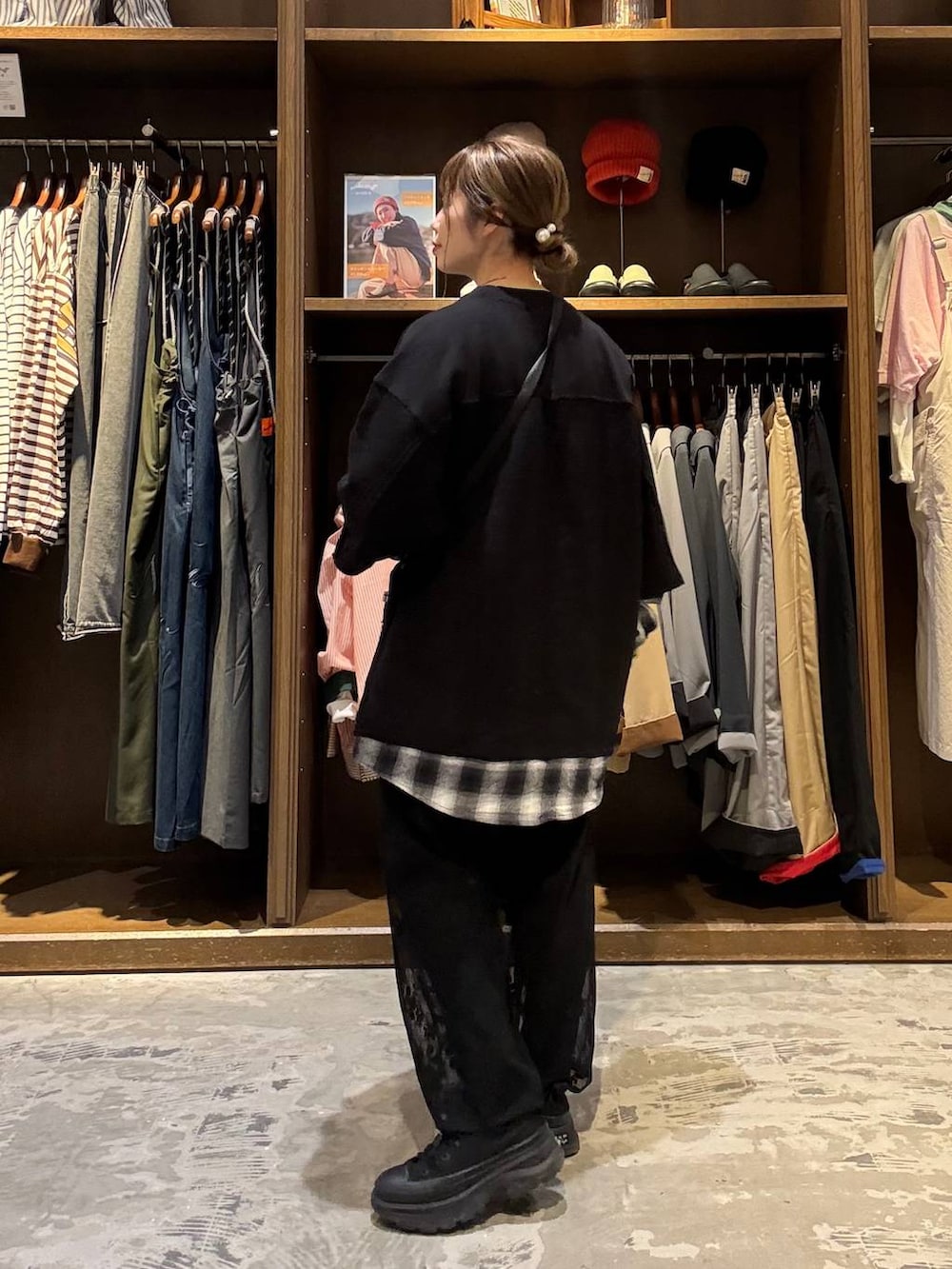 ブラック系のショルダーバッグ、ブラック系のその他パンツ、ブラック系のTシャツ/カットソーを着用したレディースの春コーディネートの4枚目の写真