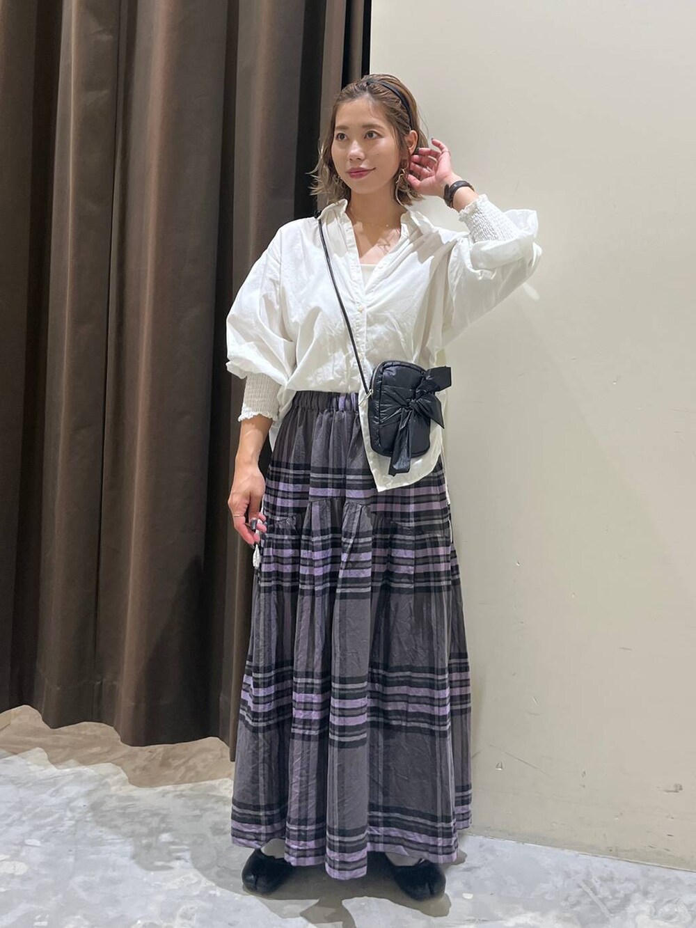 グレー系のその他パンツ、ホワイト系のシャツ/ブラウス、ブラック系のショルダーバッグを着用したレディースの秋コーディネートの4枚目の写真