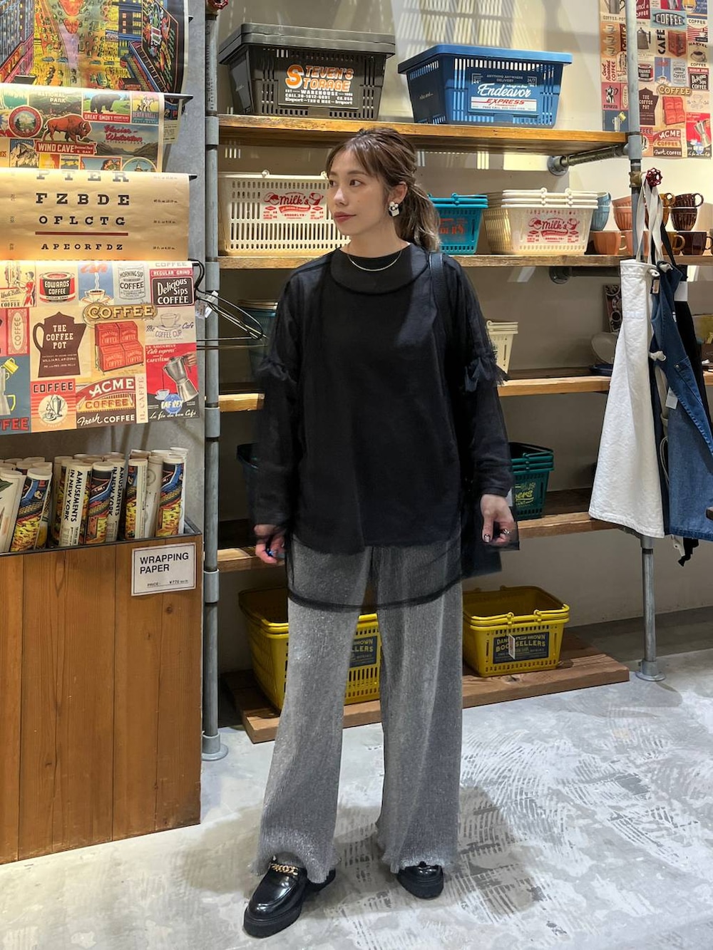 ブラック系のトートバッグ、グレー系のその他パンツ、ブラック系のローファーを着用したレディースの春コーディネートの6枚目の写真