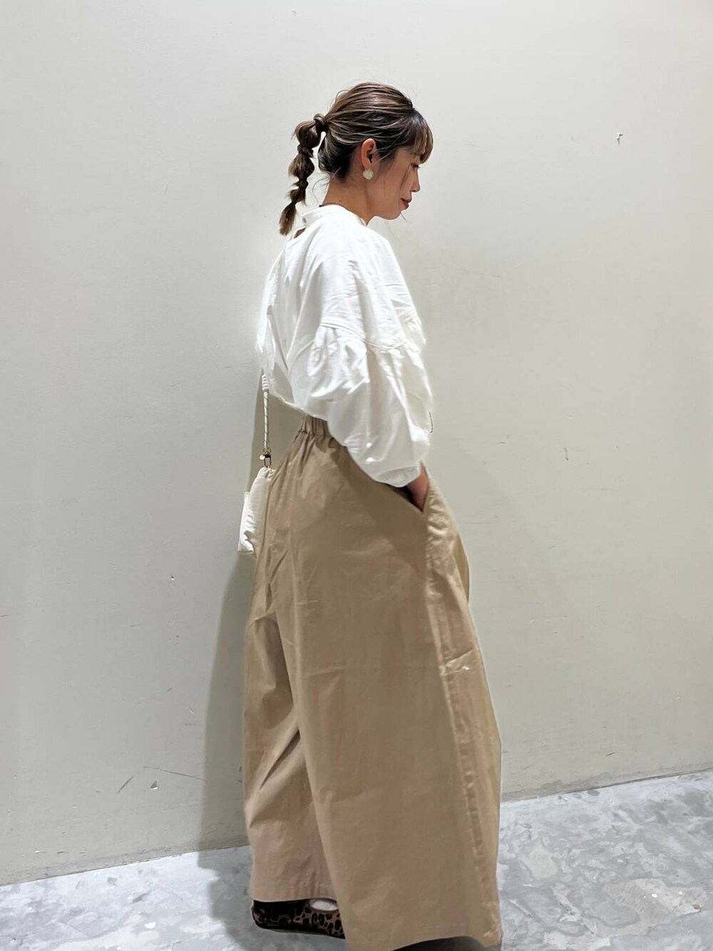 ホワイト系のショルダーバッグ、ベージュ系のその他パンツ、ベージュ系のシャツ/ブラウスを着用したレディースの春コーディネートの3枚目の写真