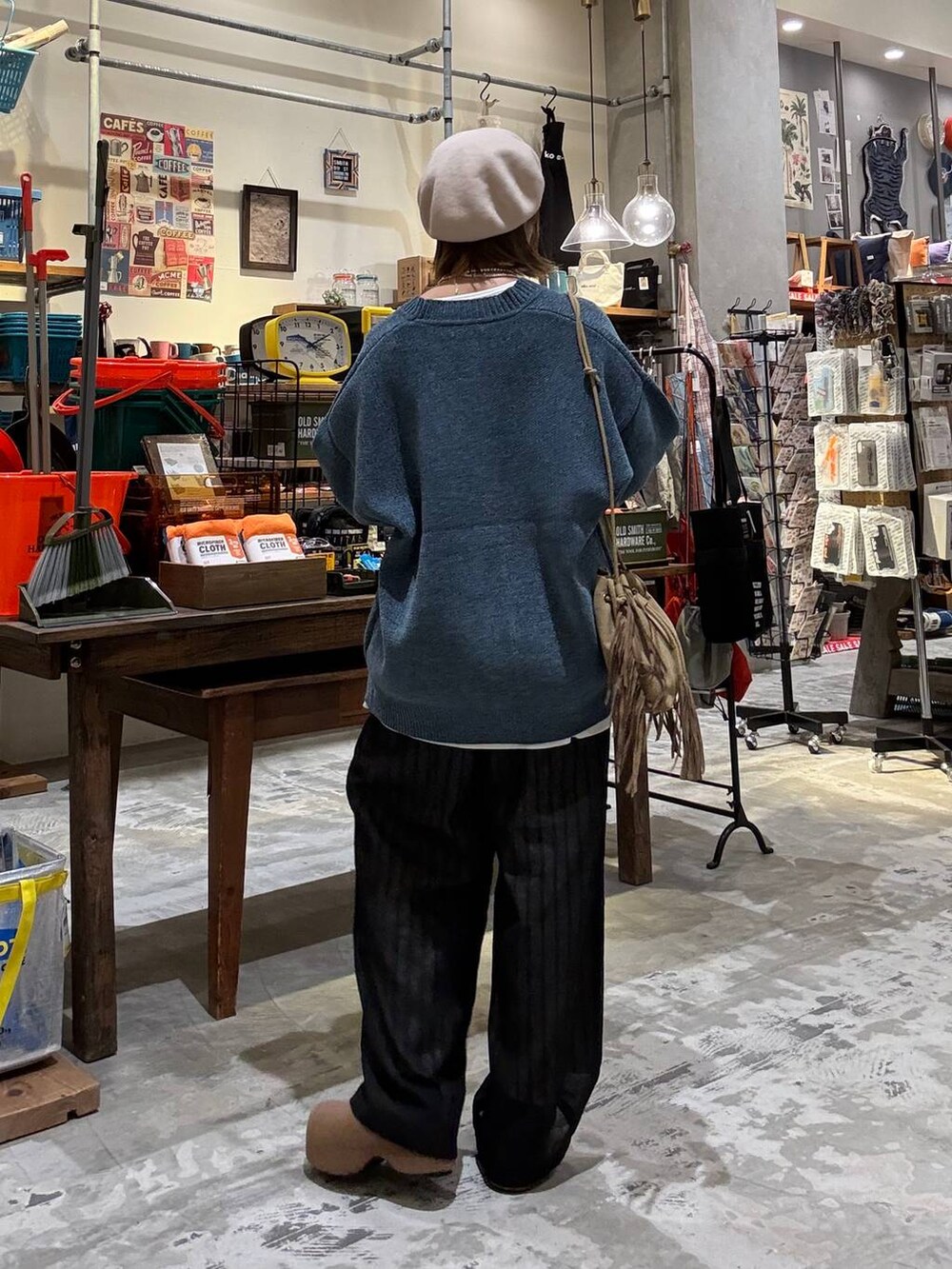 ホワイト系のTシャツ/カットソー、ブラック系のその他パンツ、イエロー系のその他シューズを着用したレディースの秋コーディネートの3枚目の写真