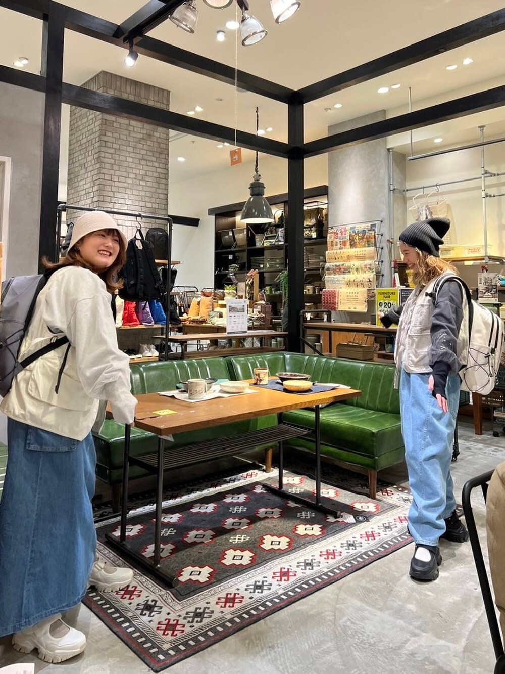 グレー系のラグ/マット、ホワイト系のランチョンマット/テーブルウェア、その他のグラス/マグカップ/タンブラーを着用したレディースの冬コーディネートの2枚目の写真