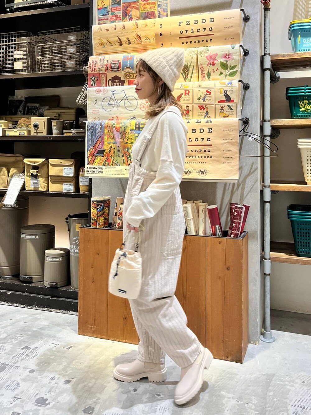 ベージュ系のその他パンツ、ベージュ系のブーツ、ベージュ系のショルダーバッグを着用したレディースの冬コーディネートの4枚目の写真