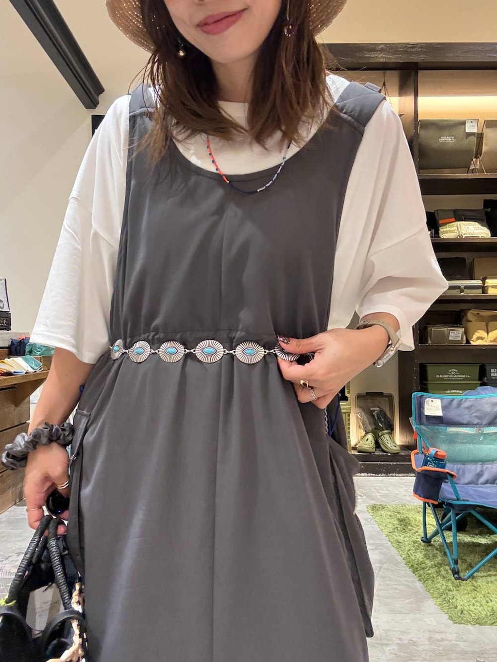ホワイト系のTシャツ/カットソー、ベージュ系のサンダル、オレンジ系のネックレスを着用したレディースの夏コーディネートの3枚目の写真