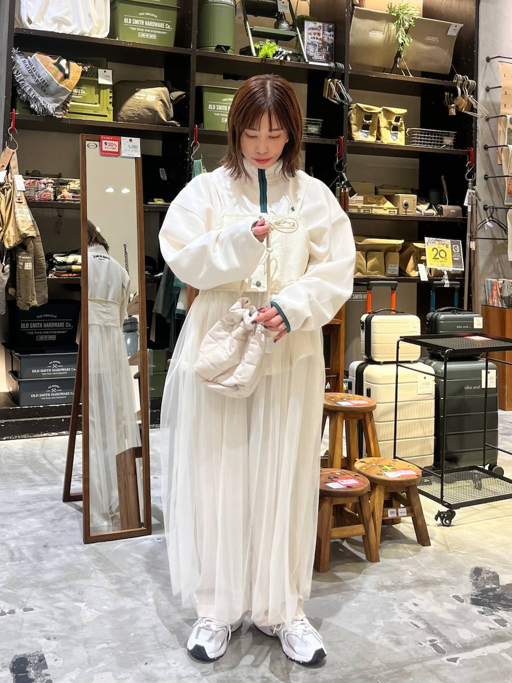 ホワイト系のスニーカー、ベージュ系のその他パンツ、ベージュ系のスウェットを着用したレディースの秋コーディネートの4枚目の写真