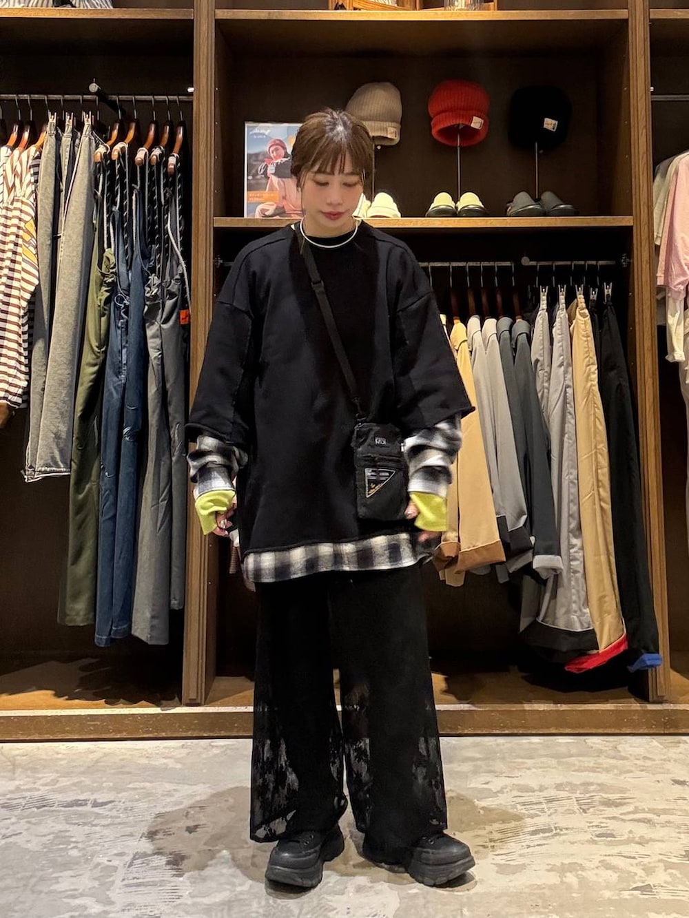 ブラック系のショルダーバッグ、ブラック系のその他パンツ、ブラック系のTシャツ/カットソーを着用したレディースの春コーディネートの6枚目の写真