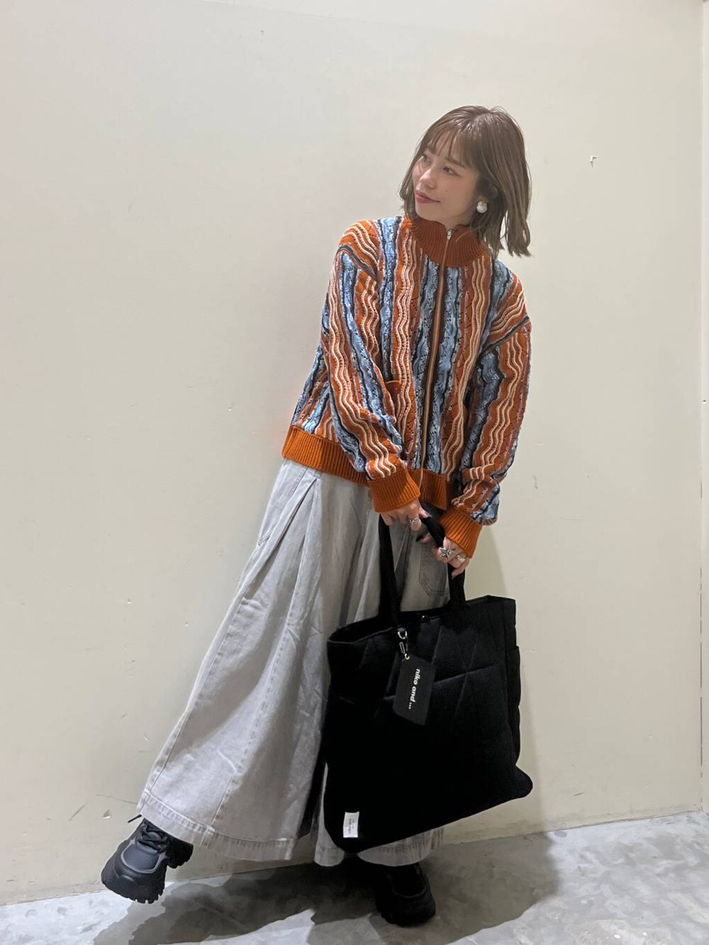 グレー系のその他パンツ、ブラック系のトートバッグを着用したレディースの夏コーディネートの5枚目の写真