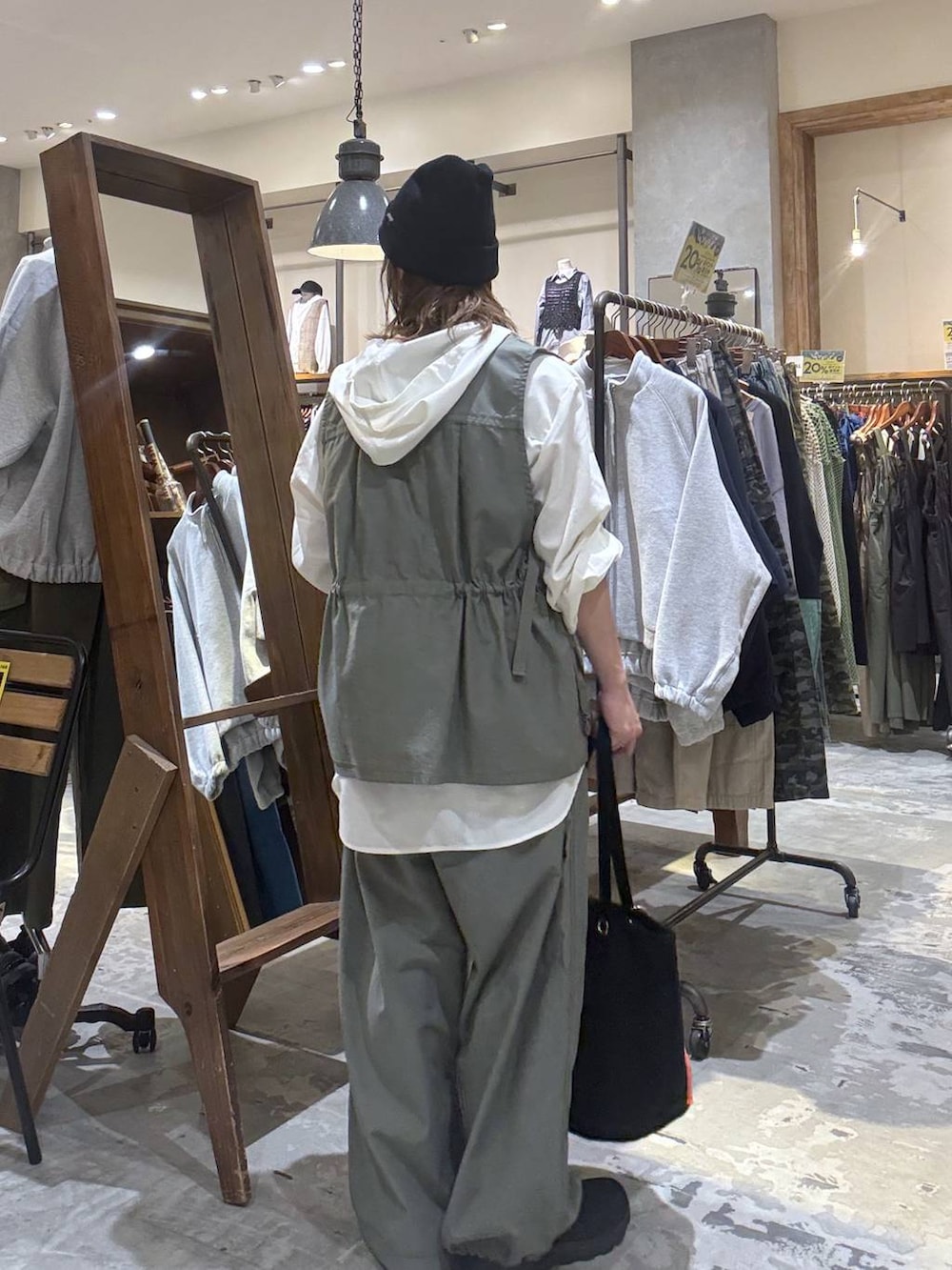 グリーン系のベスト、グリーン系のサロペット/オーバーオール、ホワイト系のシャツ/ブラウスを着用したレディースの春コーディネートの3枚目の写真