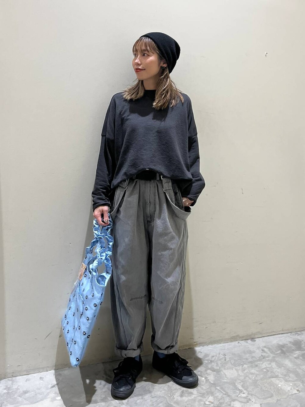 ブルー系のトートバッグ、その他のその他パンツ、グレー系のTシャツ/カットソーを着用したレディースの春コーディネートの6枚目の写真