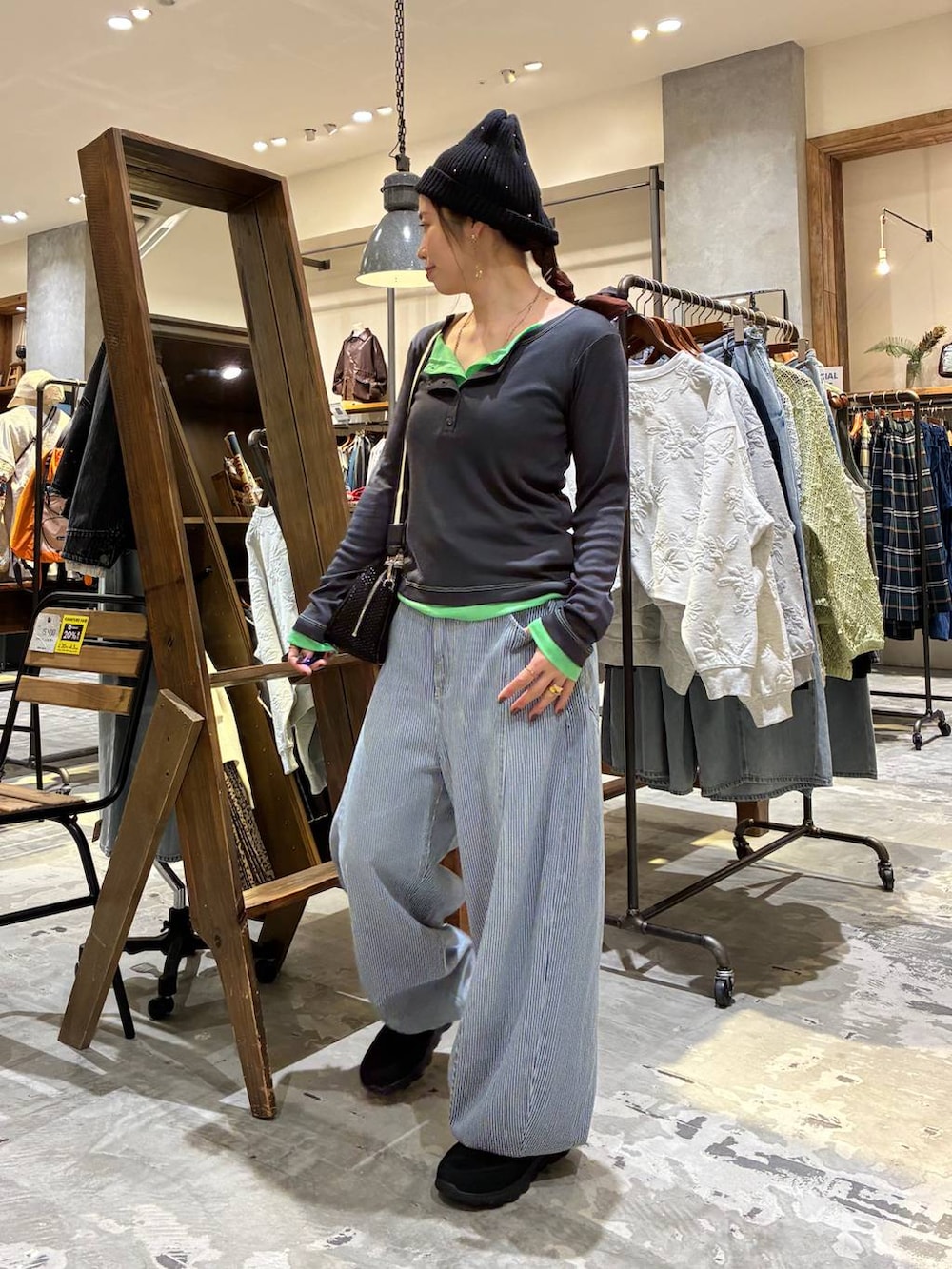 その他のショルダーバッグ、グレー系のTシャツ/カットソー、ブルー系のデニムパンツを着用したレディースの冬コーディネートの6枚目の写真