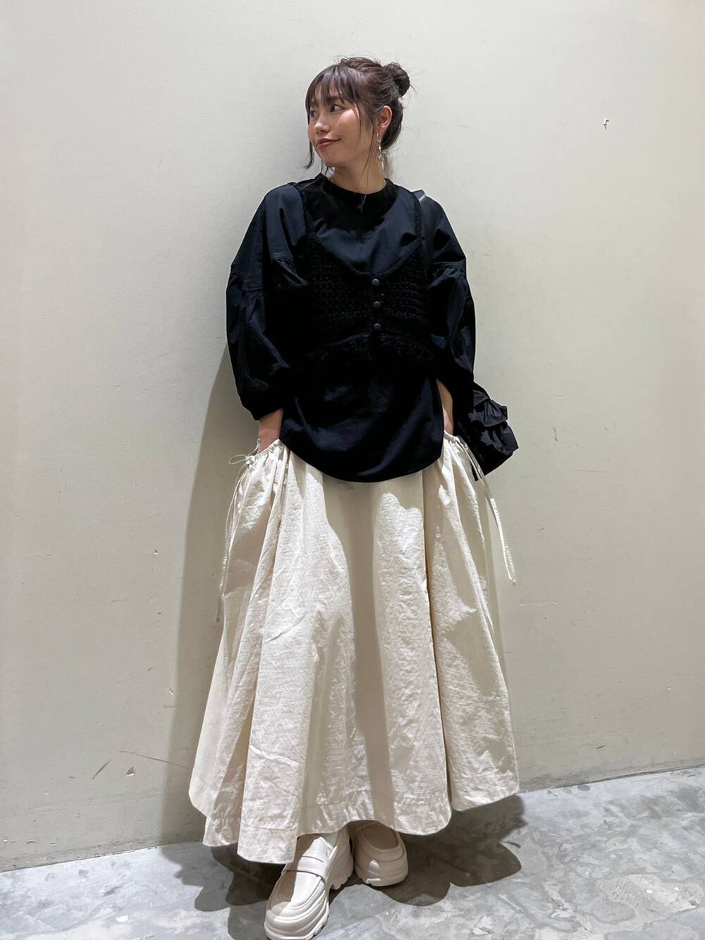 ベージュ系のローファー、ブラック系のその他トップス、ブラック系のショルダーバッグを着用したレディースの春コーディネートの7枚目の写真