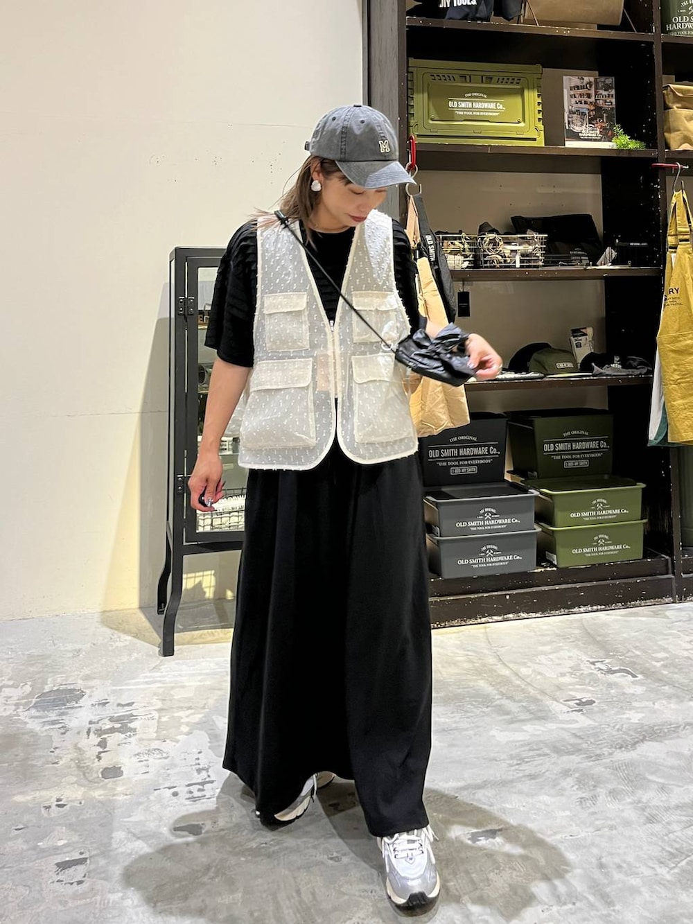 「ベーシック/シンプル、低身長、ゆったり、休日コーデ、ママコーデ、楽ちんコーデ、春コーデ、ラフ、ナチュラル、カジュアル、オーバーサイズ、niko and ...、着痩せ・細見え、ワンピース、ベスト」｜「niko and...の【New Balance(ニューバランス)】ML725（スニーカー、グレー系）」を使った、RENAさん（レディース・153cm）の夏コーディネートの5枚目の写真