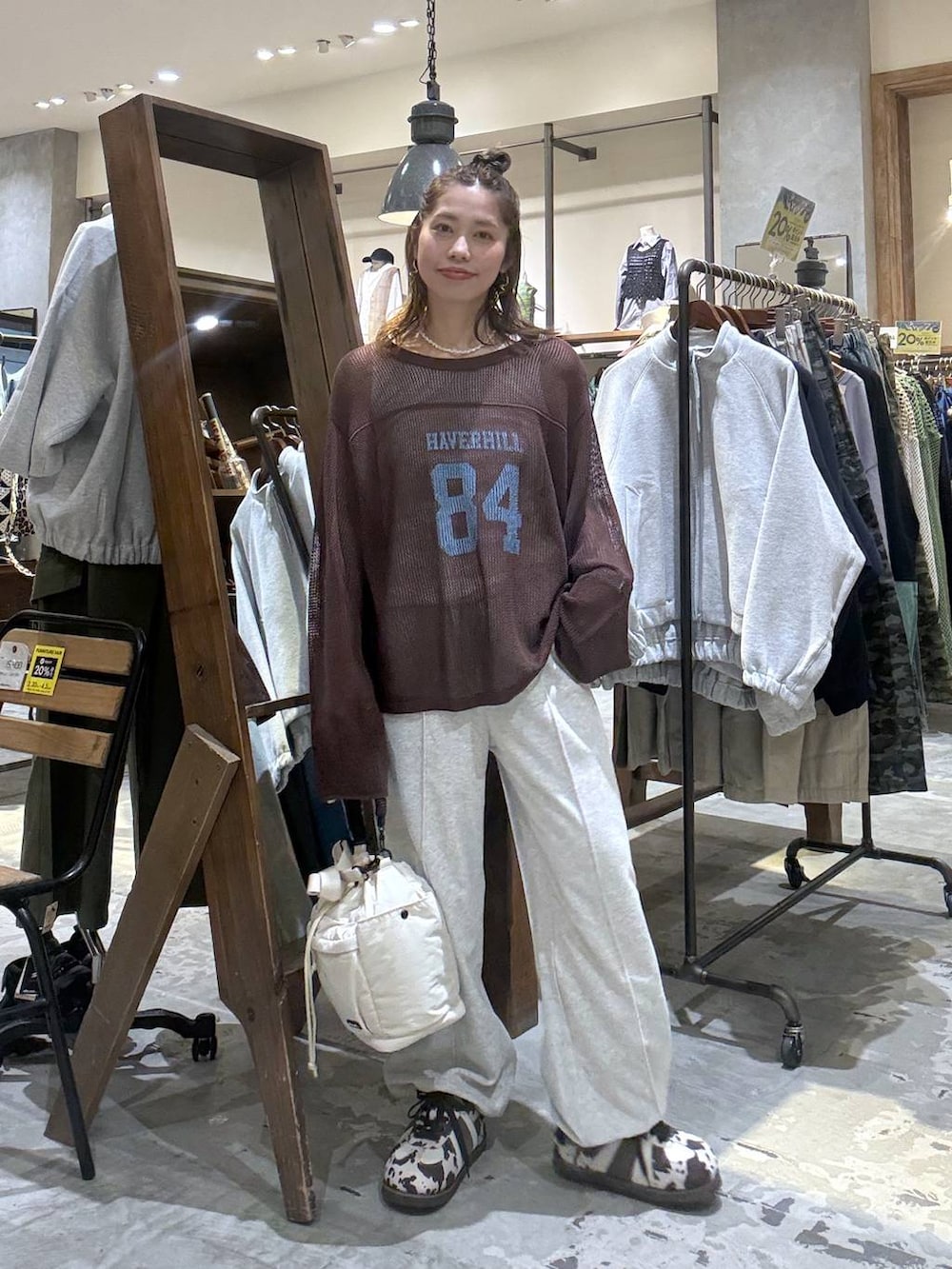 グレー系のその他パンツ、ホワイト系のタンクトップ、その他のスニーカーを着用したレディースの春コーディネートの7枚目の写真