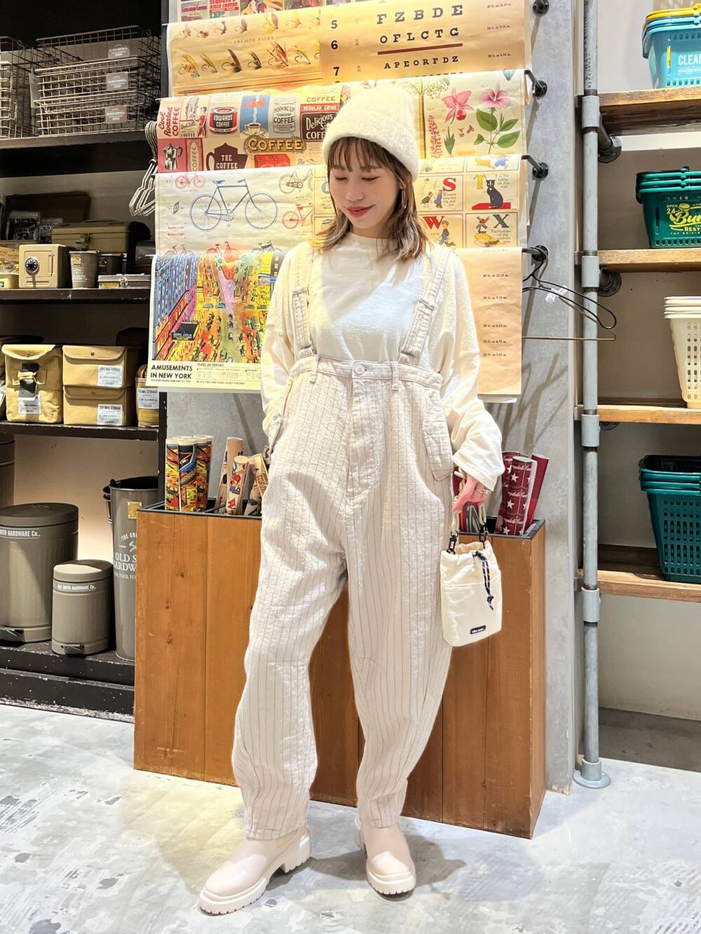 ベージュ系のその他パンツ、ベージュ系のブーツ、ベージュ系のショルダーバッグを着用したレディースの冬コーディネートの3枚目の写真