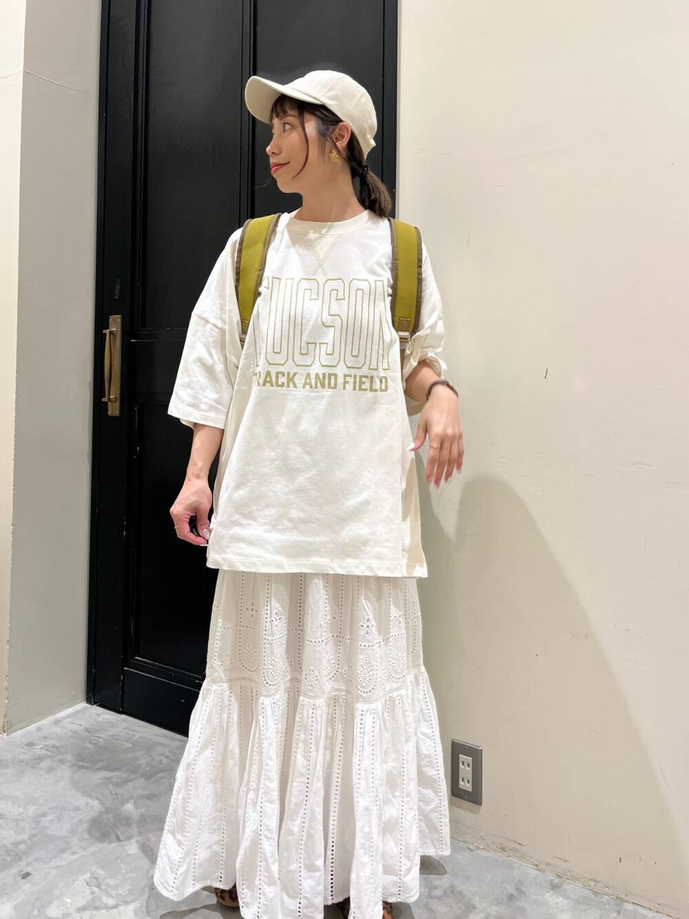 その他のスニーカー、グリーン系のバックパック/リュック、ベージュ系のキャップを着用したレディースの春コーディネートの7枚目の写真