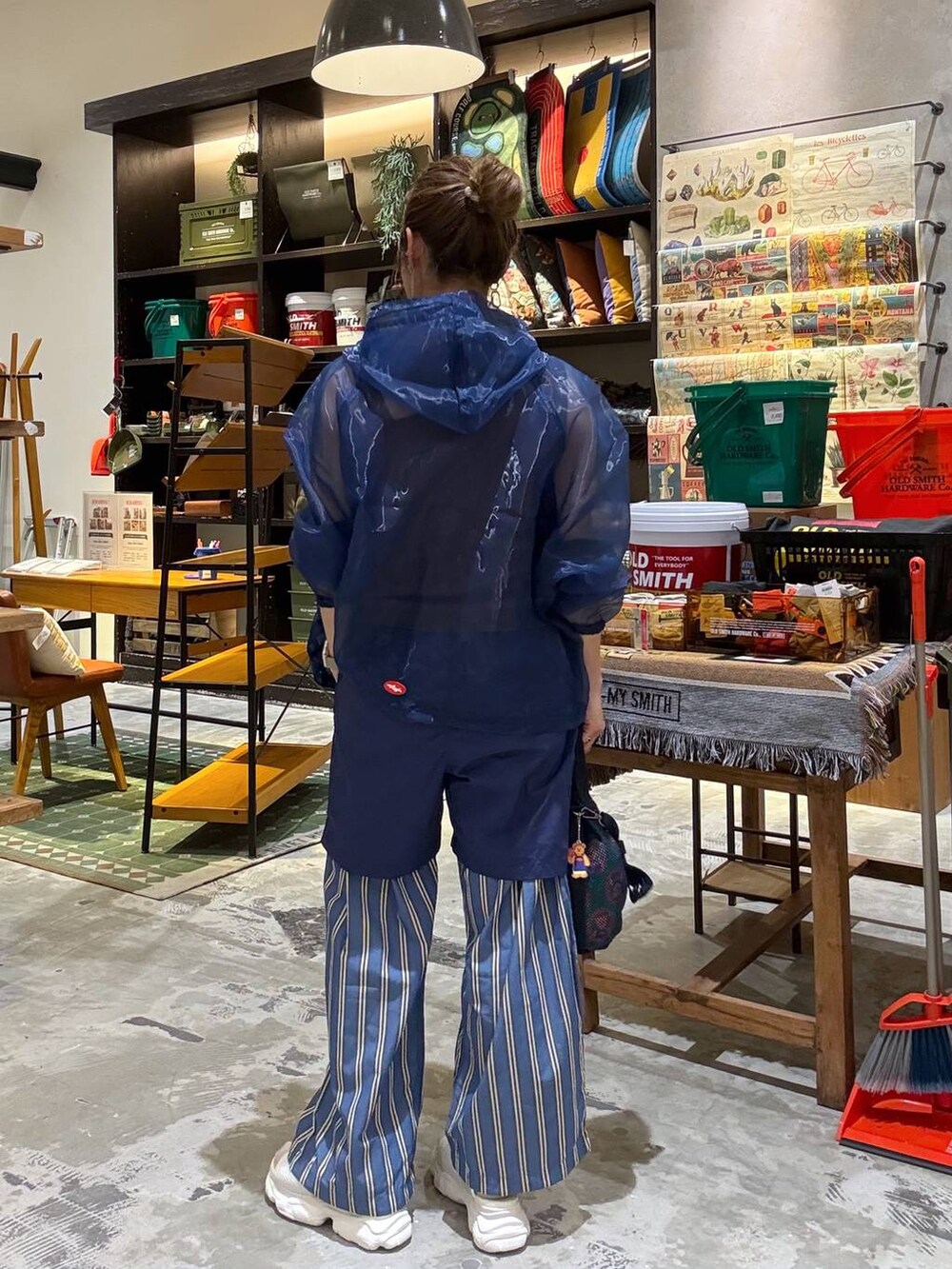 ブルー系のその他パンツ、ブルー系のブルゾン、ブルー系のその他パンツを着用したレディースの春コーディネートの2枚目の写真