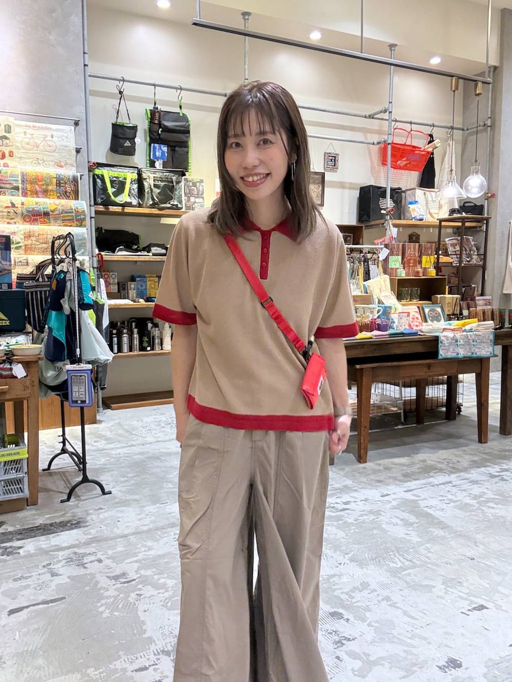 ブラウン系のサンダル、ベージュ系のニット/セーター、ブラウン系のその他パンツを着用したレディースの春コーディネートの5枚目の写真