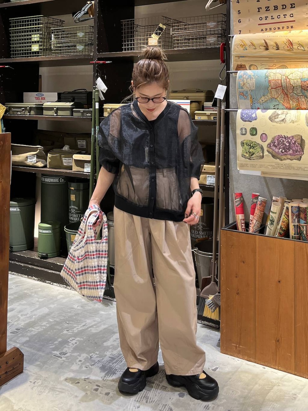 ブラック系のスニーカー、その他のトートバッグ、ブラック系のタンクトップを着用したレディースの春コーディネートの4枚目の写真