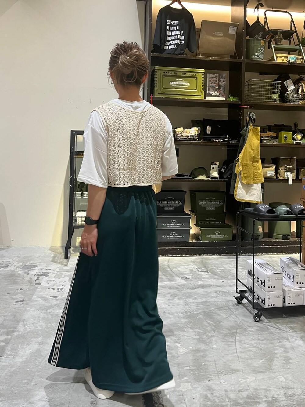 ベージュ系のサンダル、ベージュ系のシャツ/ブラウス、ホワイト系のTシャツ/カットソーを着用したレディースの夏コーディネートの3枚目の写真