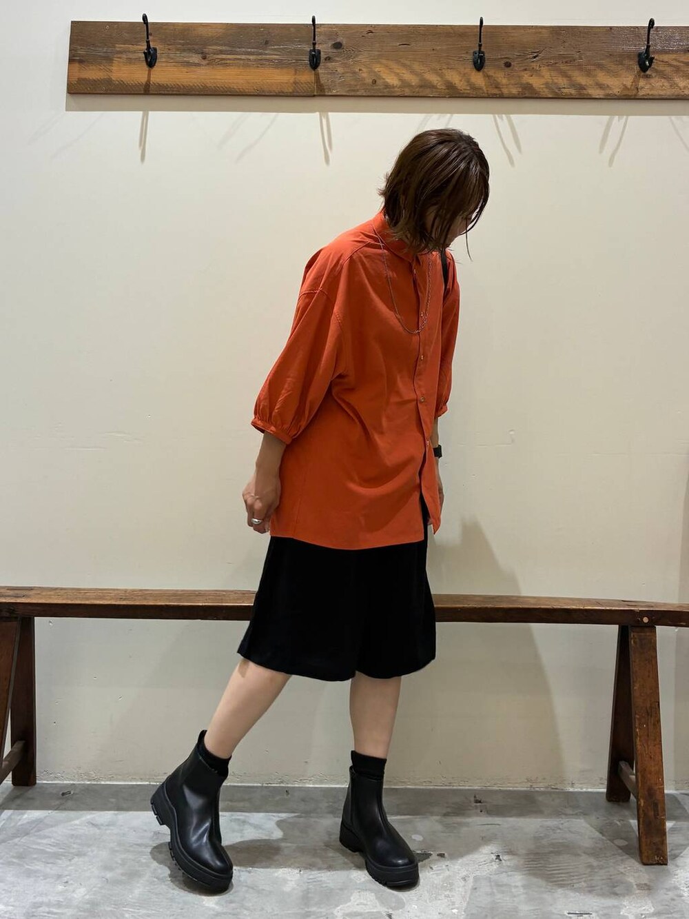 ブラック系のブーツ、ブラック系のその他パンツ、ブラック系のショルダーバッグを着用したレディースの夏コーディネートの3枚目の写真