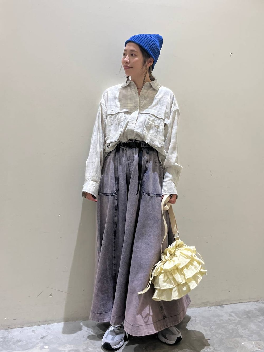 ベージュ系のショルダーバッグ、ベージュ系のシャツ/ブラウス、ピンク系のスカートを着用したレディースの春コーディネートの4枚目の写真