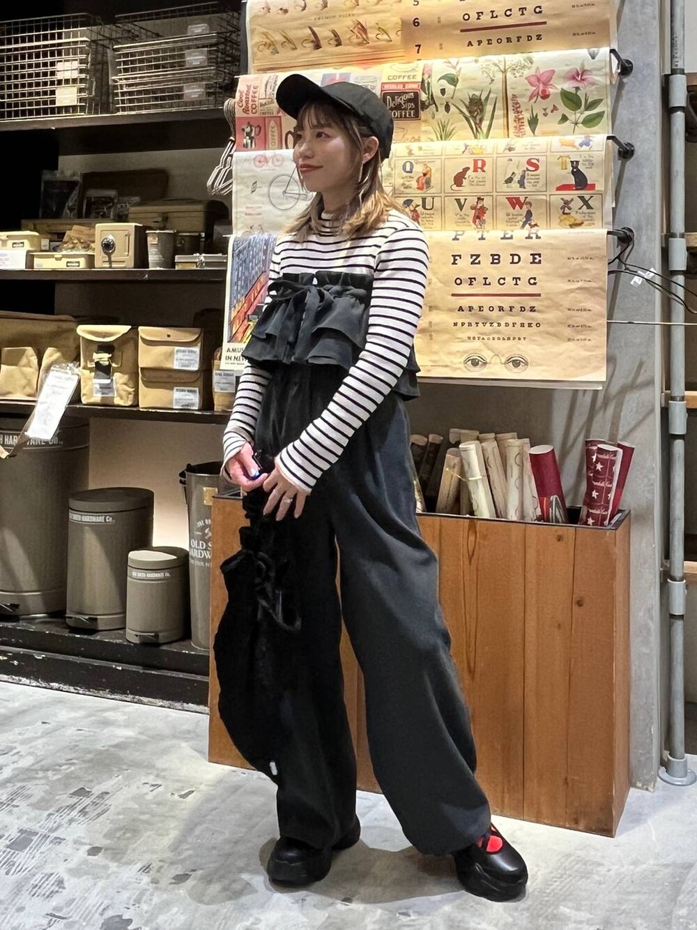 ブラック系のトートバッグ、ホワイト系のニット/セーター、グレー系のその他パンツを着用したレディースの冬コーディネートの3枚目の写真