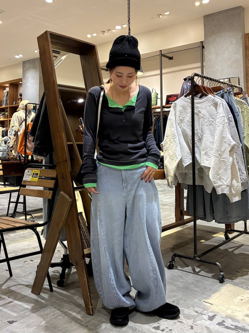 その他のショルダーバッグ、グレー系のTシャツ/カットソー、ブルー系のデニムパンツを着用したレディースの冬コーディネートの4枚目の写真